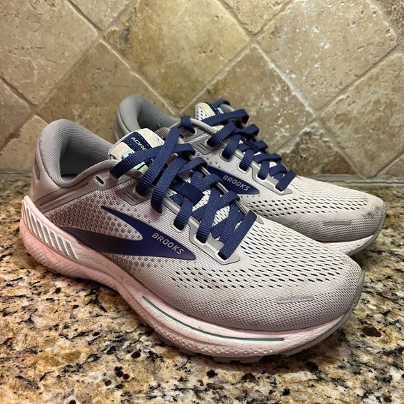 Women’s Brooks running shoes - Picture 3 of 6